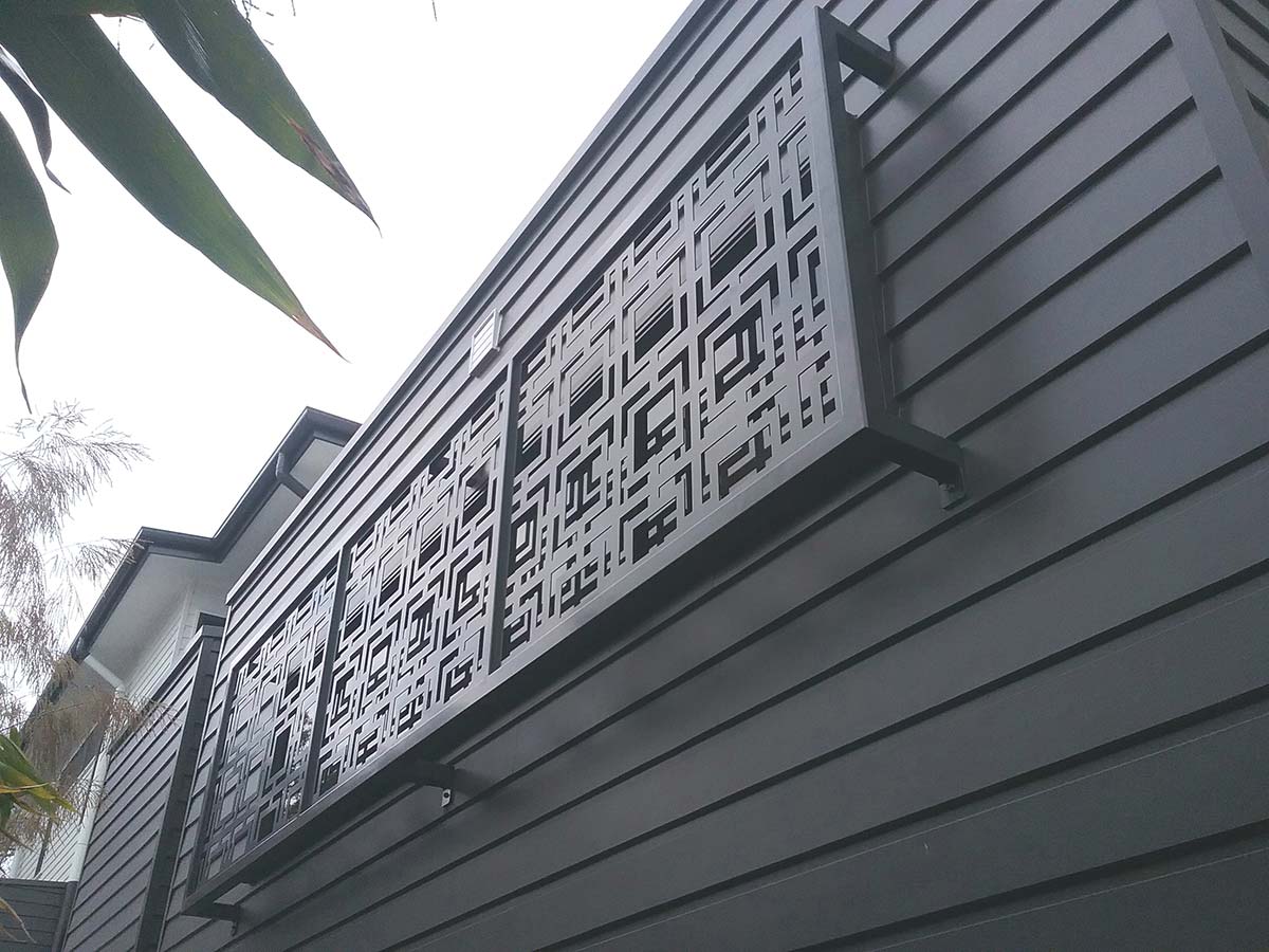 จะเลือกฉากกั้นความเป็นส่วนตัวกลางแจ้งสำหรับการใช้ชีวิตกลางแจ้งสมัยใหม่ได้อย่างไร