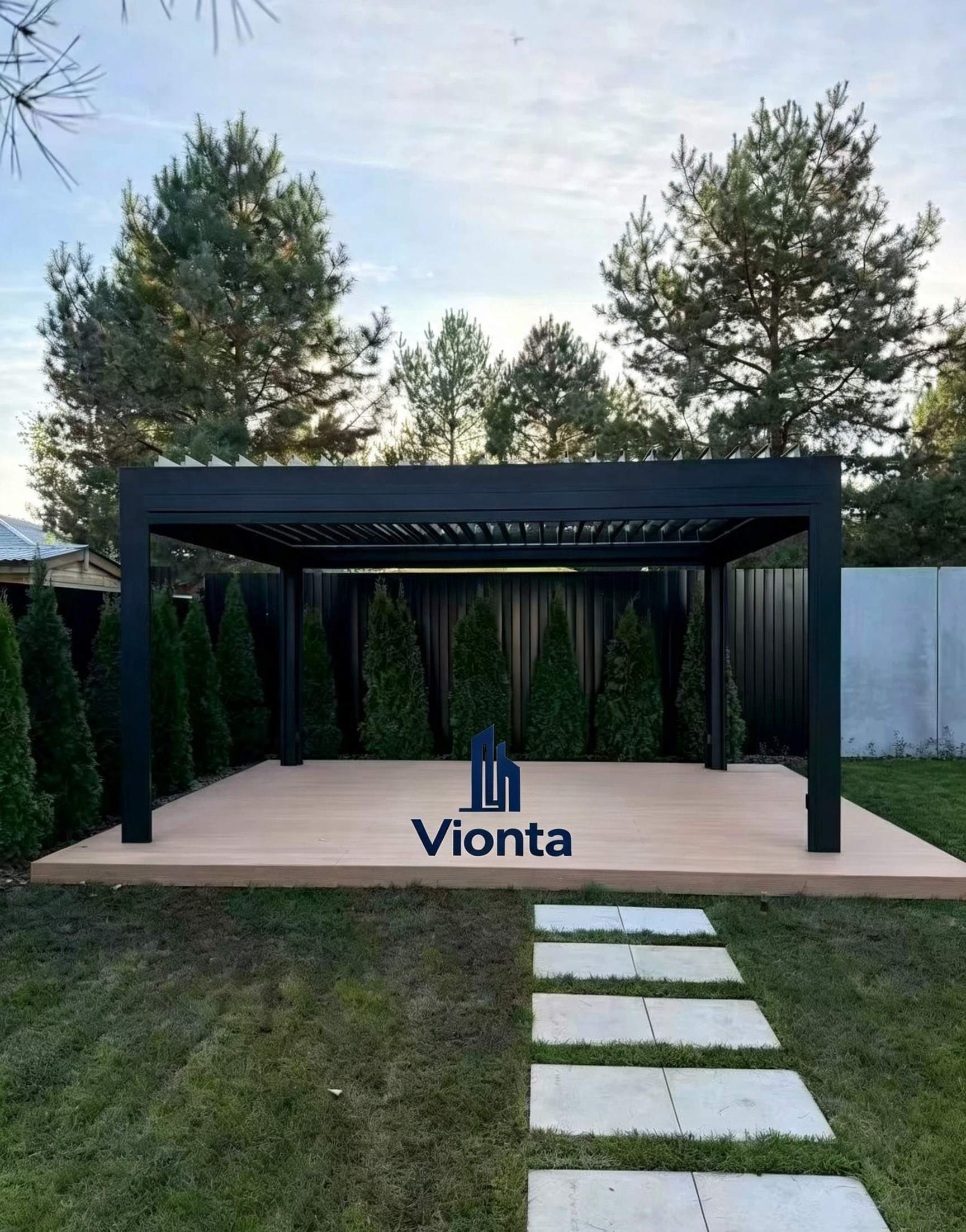 ลูกค้าชาวรัสเซียแบ่งปันการติดตั้ง Pergola อลูมิเนียมสีดำเสร็จแล้ว